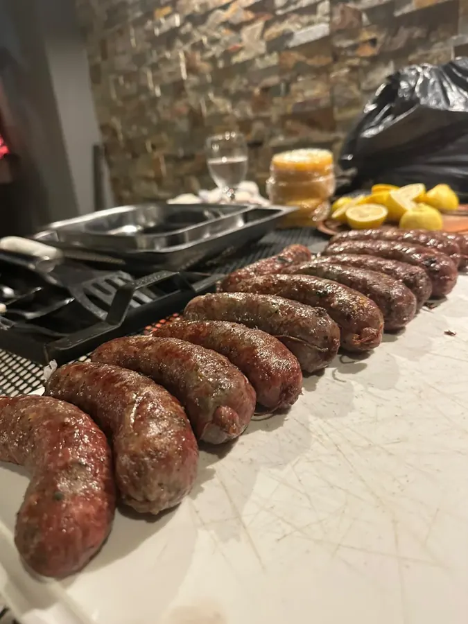 Chorizos y morcillas recién salidos de la parrilla