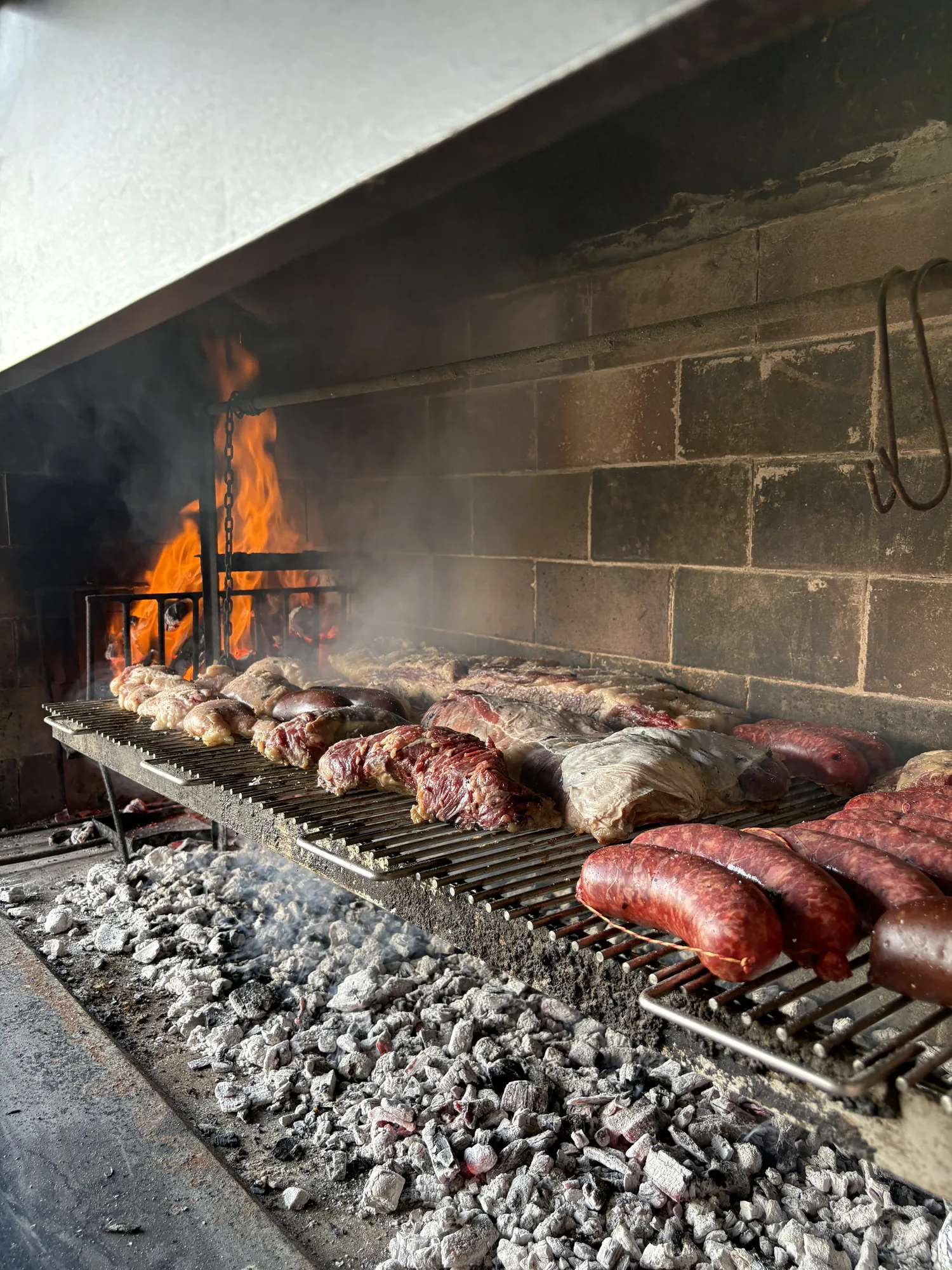 Cortes y chorizos sobre la parrilla a las brasas