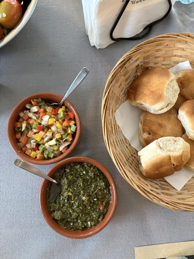 Salsa criolla y chimichurri con pan artesanal