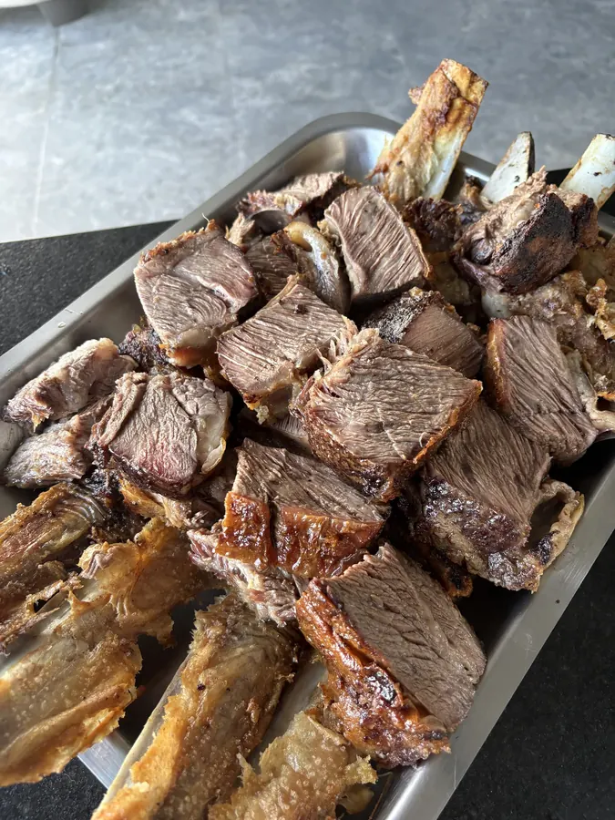 Bandeja de costillas asadas cortadas en trozos