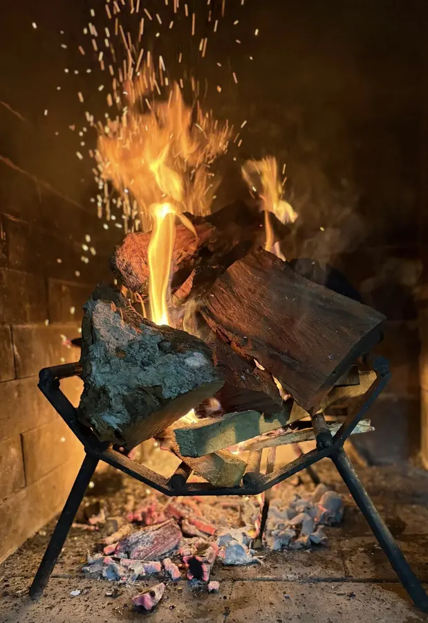 Chispas y brasas saltando de un fuego de leña