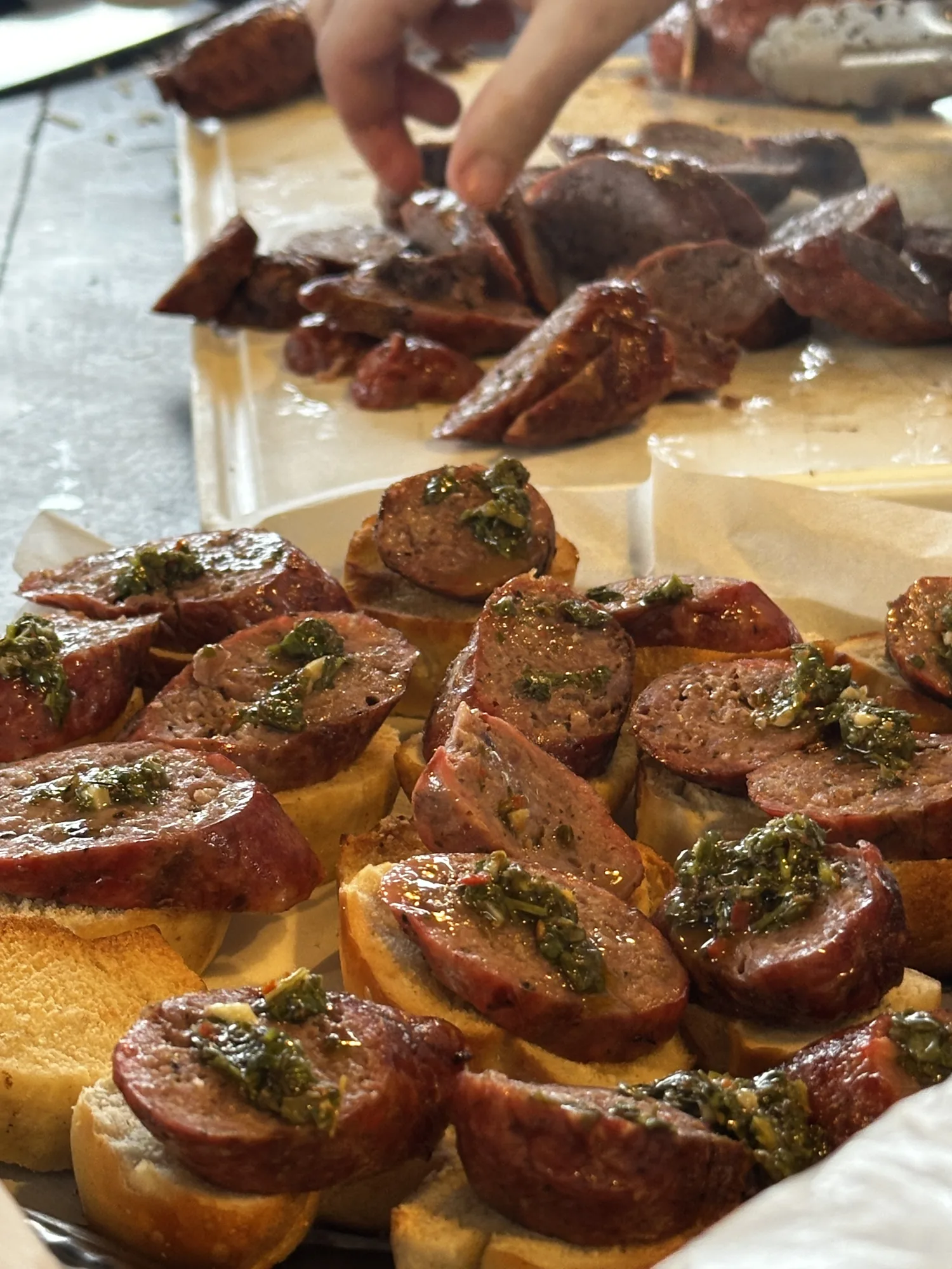 Bruschettas de chorizo con chimichurri